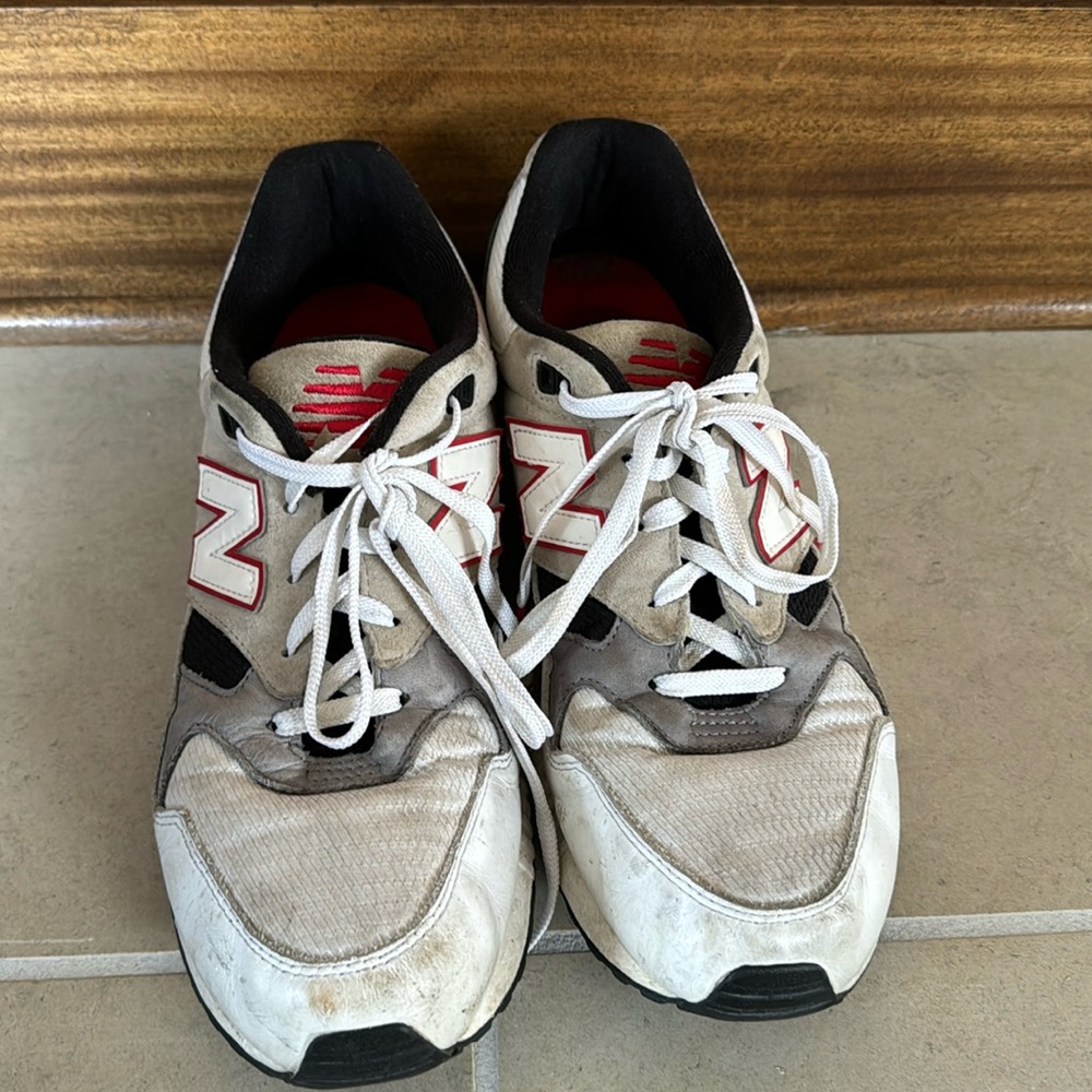 Men’s tennis shoes